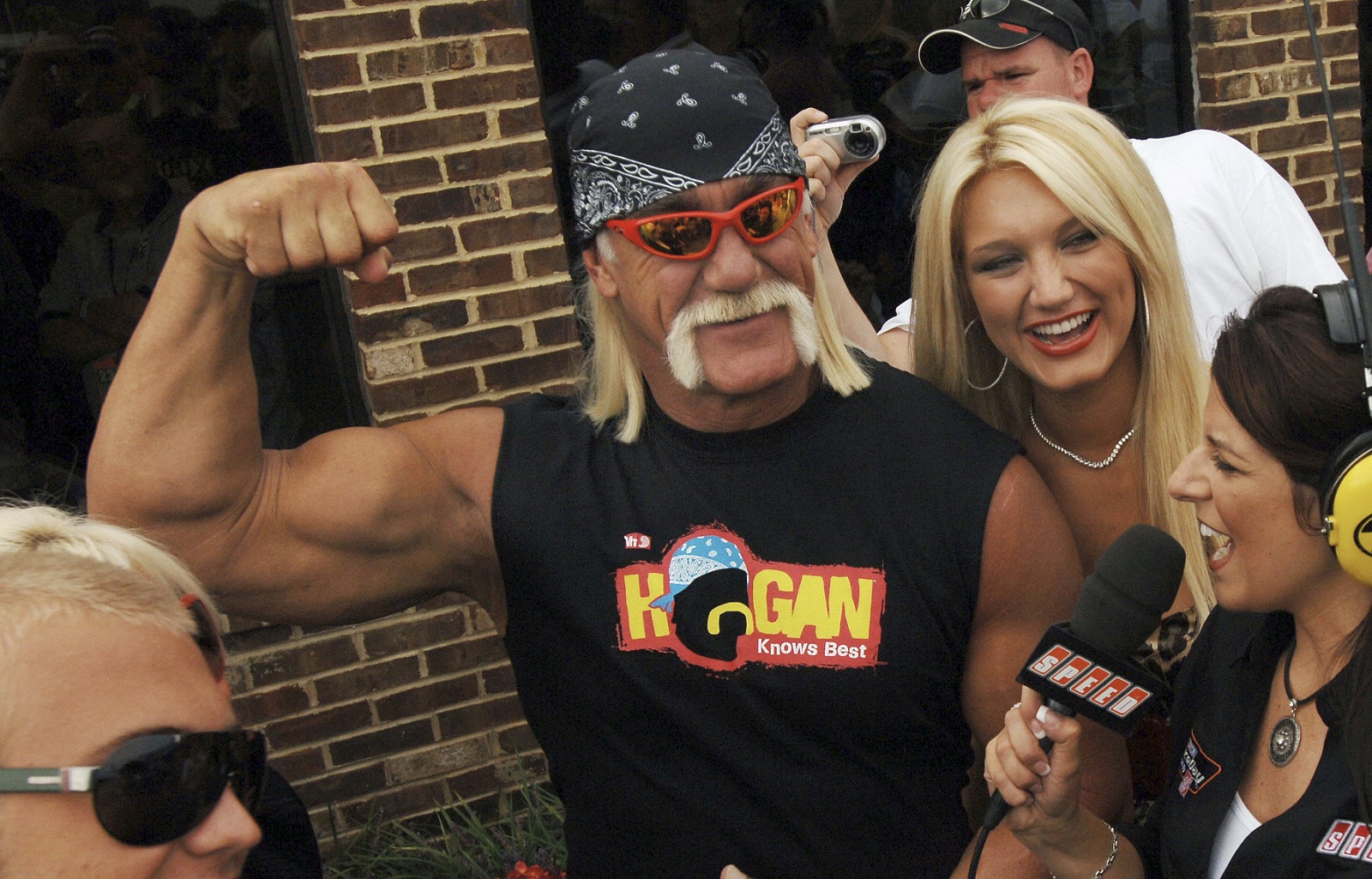 Hulk Hogan's Daughter Claims Cops & Doctors Are Questioning Father's Death