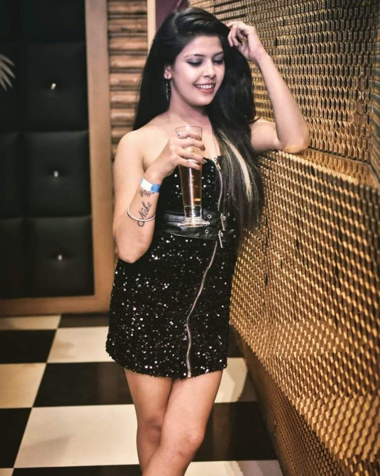 Sit on lush green lakeside with lady of New Delhi escort service